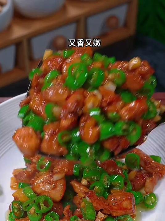 青椒搭配鸡腿肉一起炒,焦香肉嫩