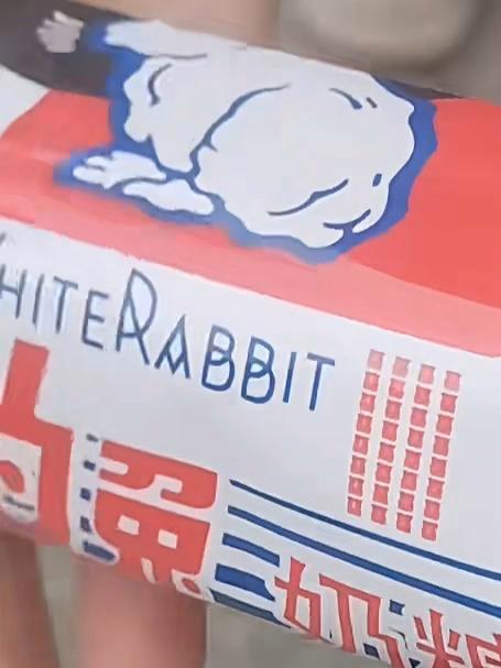 揭秘超大白兔奶糖，里面竟然是一个罐子，网友：拆个糖果你花十几秒