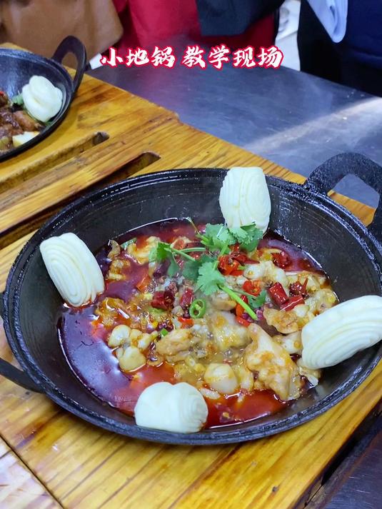#寻味春分节气美食# 春分吃小地锅,贴饼才是灵魂!地锅鸡酱香浓郁,这口软糯劲道我能炫一整天