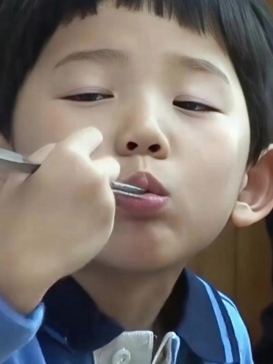 小男孩喜欢吃发臭魔鬼鱼