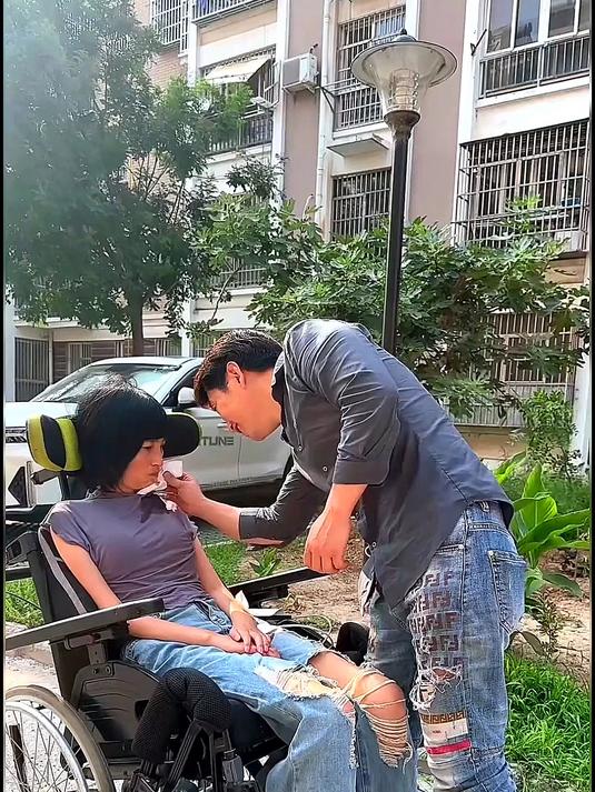 今天姥姥打电话过来讲买了一个很大的鱼头,让我们回家吃