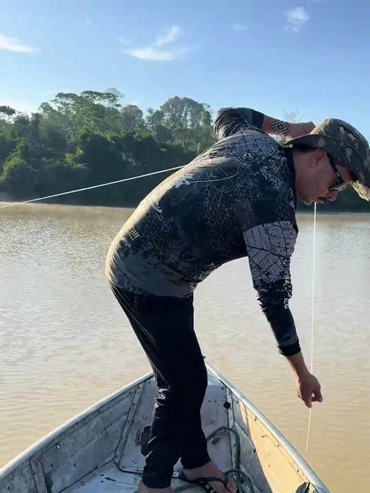 户外钓鱼：渔民辛苦钓到的虎纹鸭嘴鲶被食人鱼咬的血肉模糊！