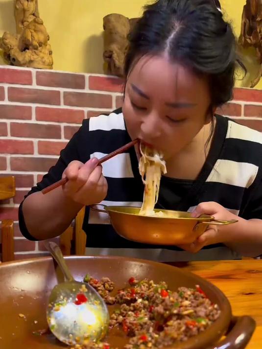 双椒拌面，麻麻辣辣！出溜出溜就是炫！