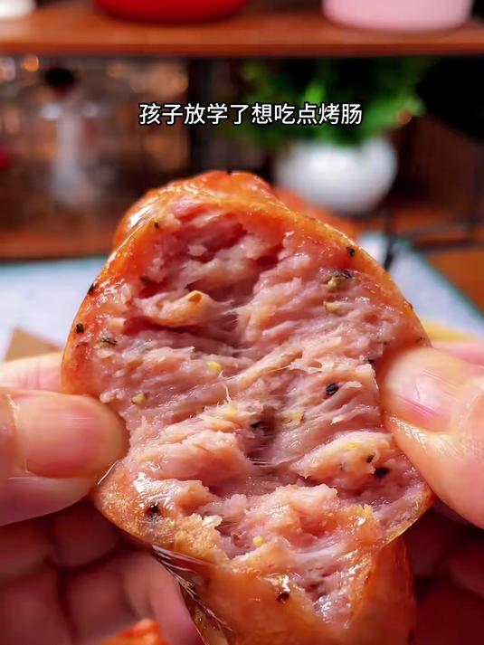 现做火山石烤肠,咬开有肉香,挺好吃