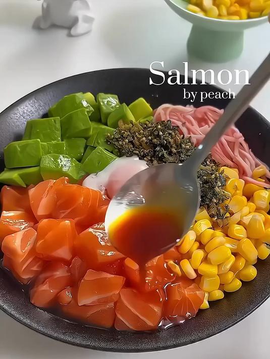 牛油果鲑鱼丼饭