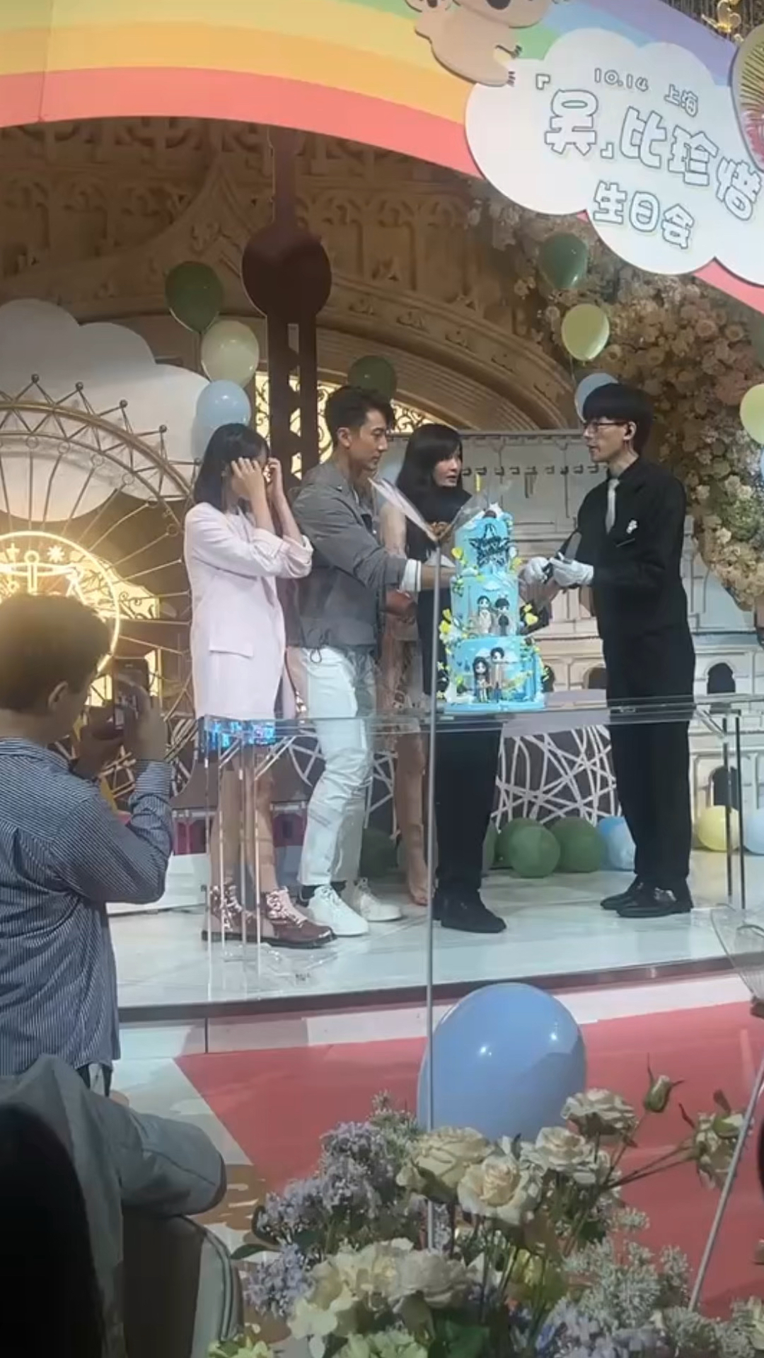 吴尊一家四口切蛋糕好幸福的一家