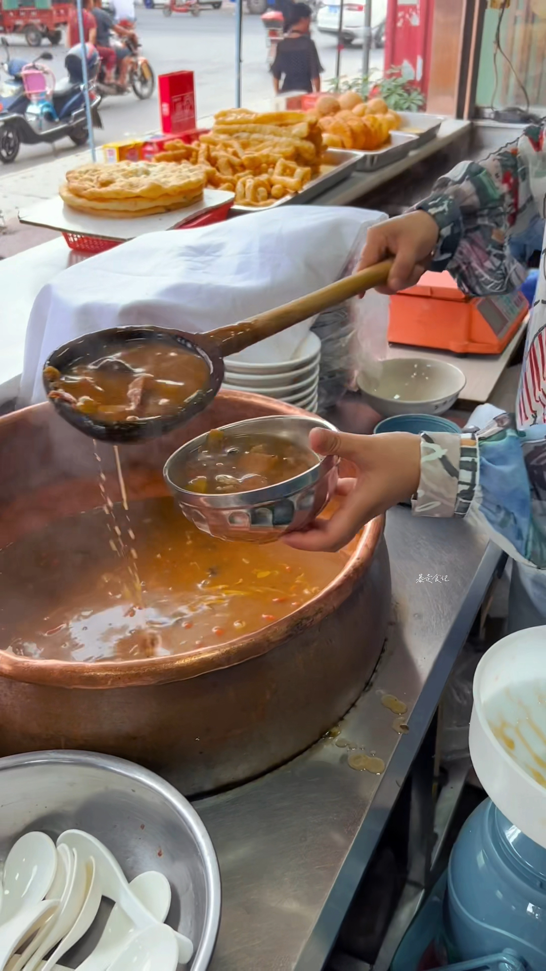 河南美食,这样逍遥镇胡辣汤你管喝几碗?水煎包真漂亮