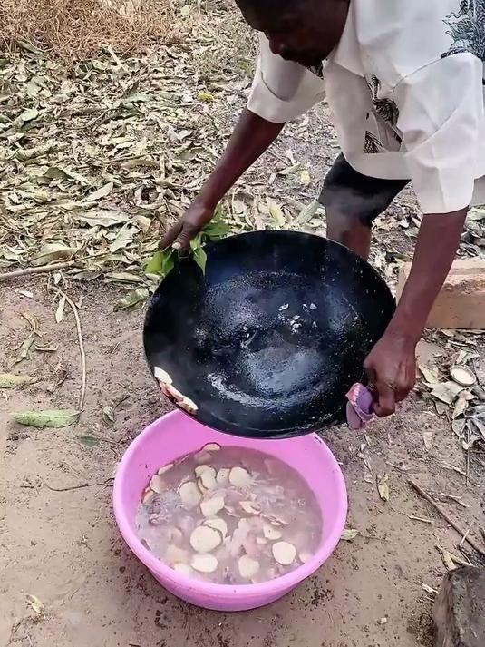 大盘鸡都是用盘子装,酒鬼是用盆装,这大盘鸡做的稀碎
