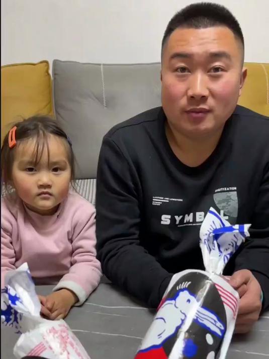 看看我今天去超市买了个大白兔奶糖