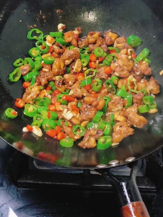 农家小炒鸡，香香辣辣又嫩的鸡肉配米饭太好了