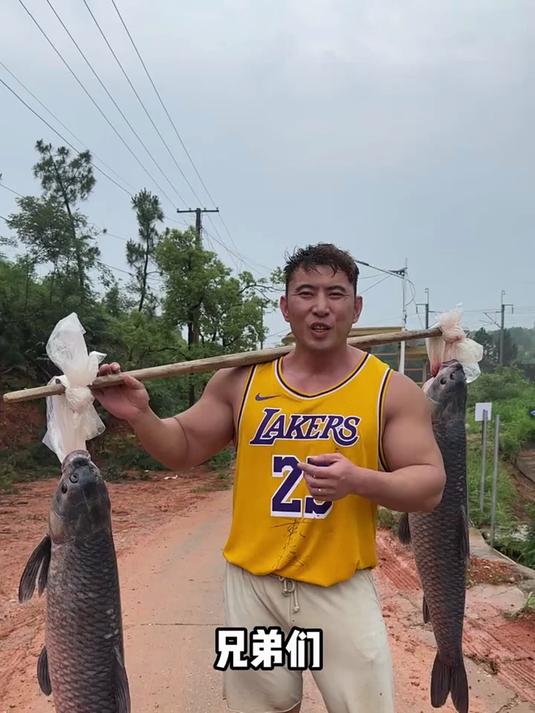 花1万9抓了两只50斤以上的大青鱼,去摆摊看看能赚多少钱?