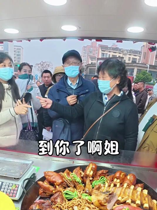 90后小伙在县城摆摊卖卤菜的一天 胡师傅大锅卤菜