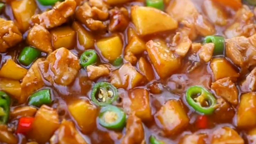 香辣过瘾好吃到舔盘的鸡肉土豆盖浇饭,做法简单,鸡肉滑嫩入味,好吃到停不下来。#沸腾计划# 