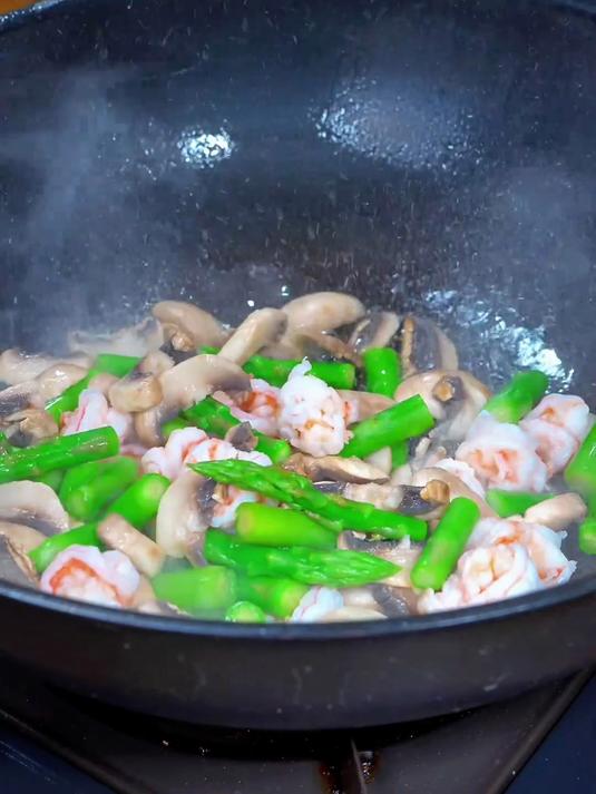米其林餐厅的招牌菜(蘑菇炒虾仁),咱们在家也能轻松复刻1