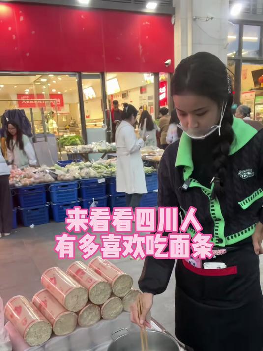 看看用新买的三轮车出摊生意怎么样?
