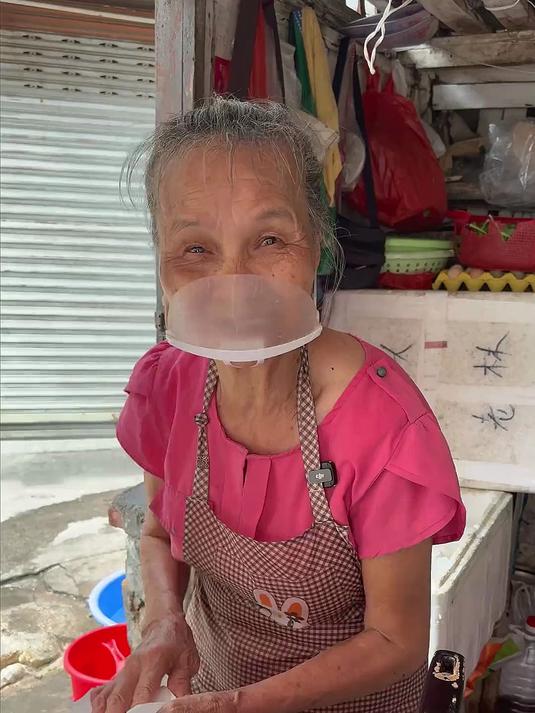 汕头70岁老奶奶卖炒菜,没有菜单一天一价,100元吃4道海鲜