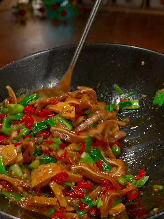 湘菜馆必点的卤猪耳炒香干，香辣美味，超级下饭菜 湘菜 家常菜