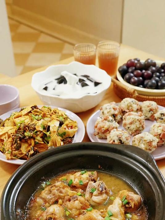 婚后小日子|啫啫鸡煲+凉拌杂菜+饭团来分享