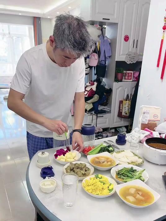 苹果火龙果加牛奶，一键打成网红奶昔，孩子抢着喝 #甄选好物#