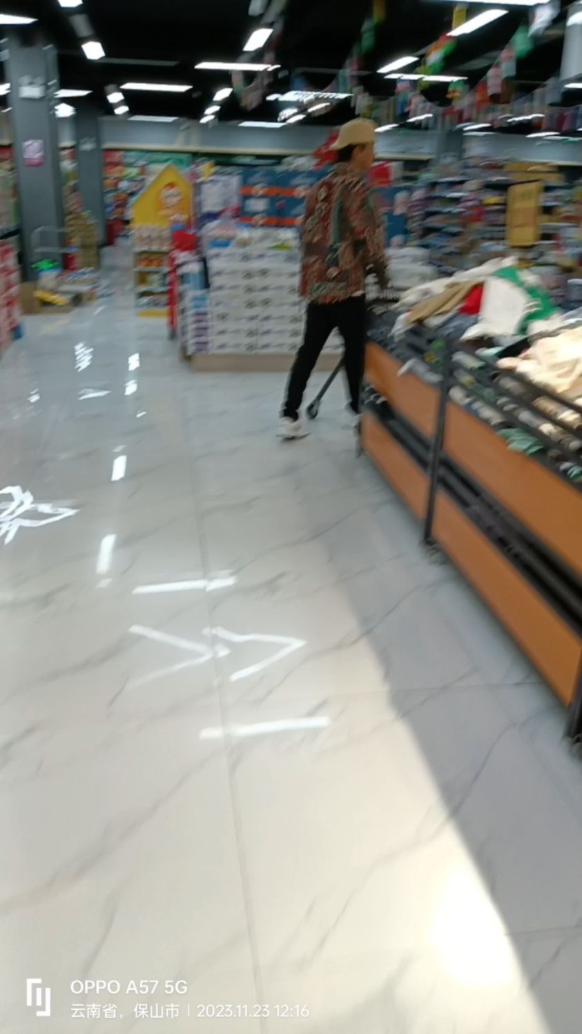 冬天在超市很热闹,有人喜欢糕点和面包