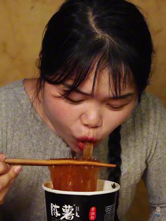 宿舍党必囤!桶装酸辣粉,解馋不占宿舍小空间!