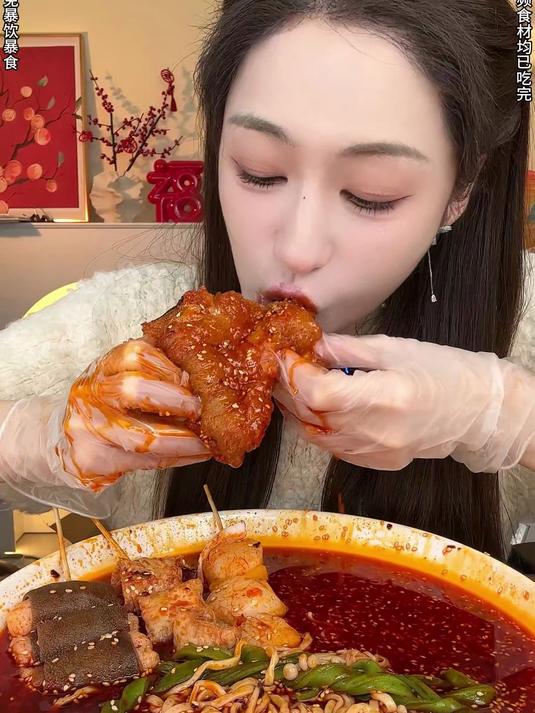 老婆饼里没有老婆,钵钵鸡里必须有鸡,有菜,有海鲜 一起吃饭吧