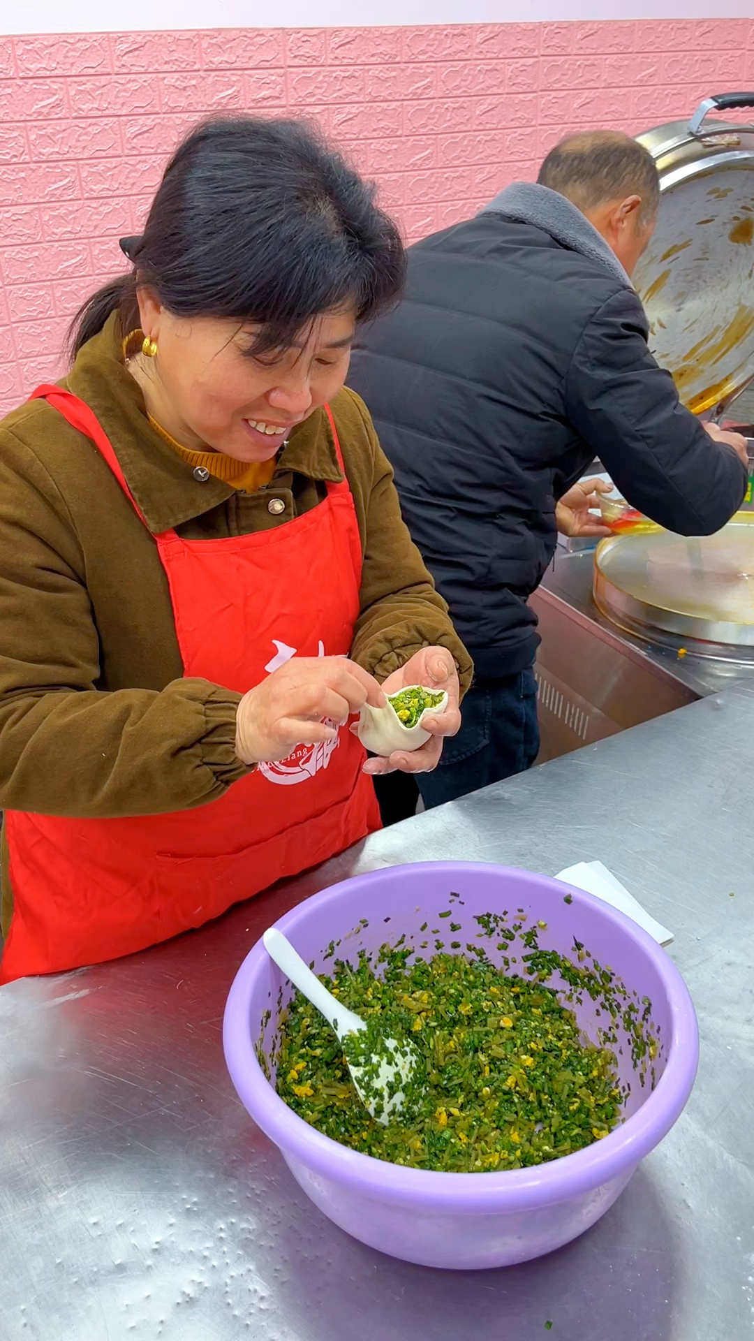 在菜市场门口摆个摊就卖这个韭菜鸡蛋馅饼,不用起早贪黑一个人就能做