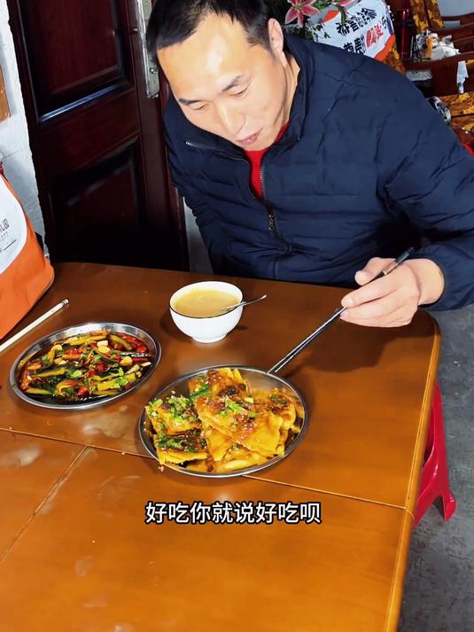 下晚班的大叔回来了,给他做牛肉板面,当年就是这道菜拿下他的