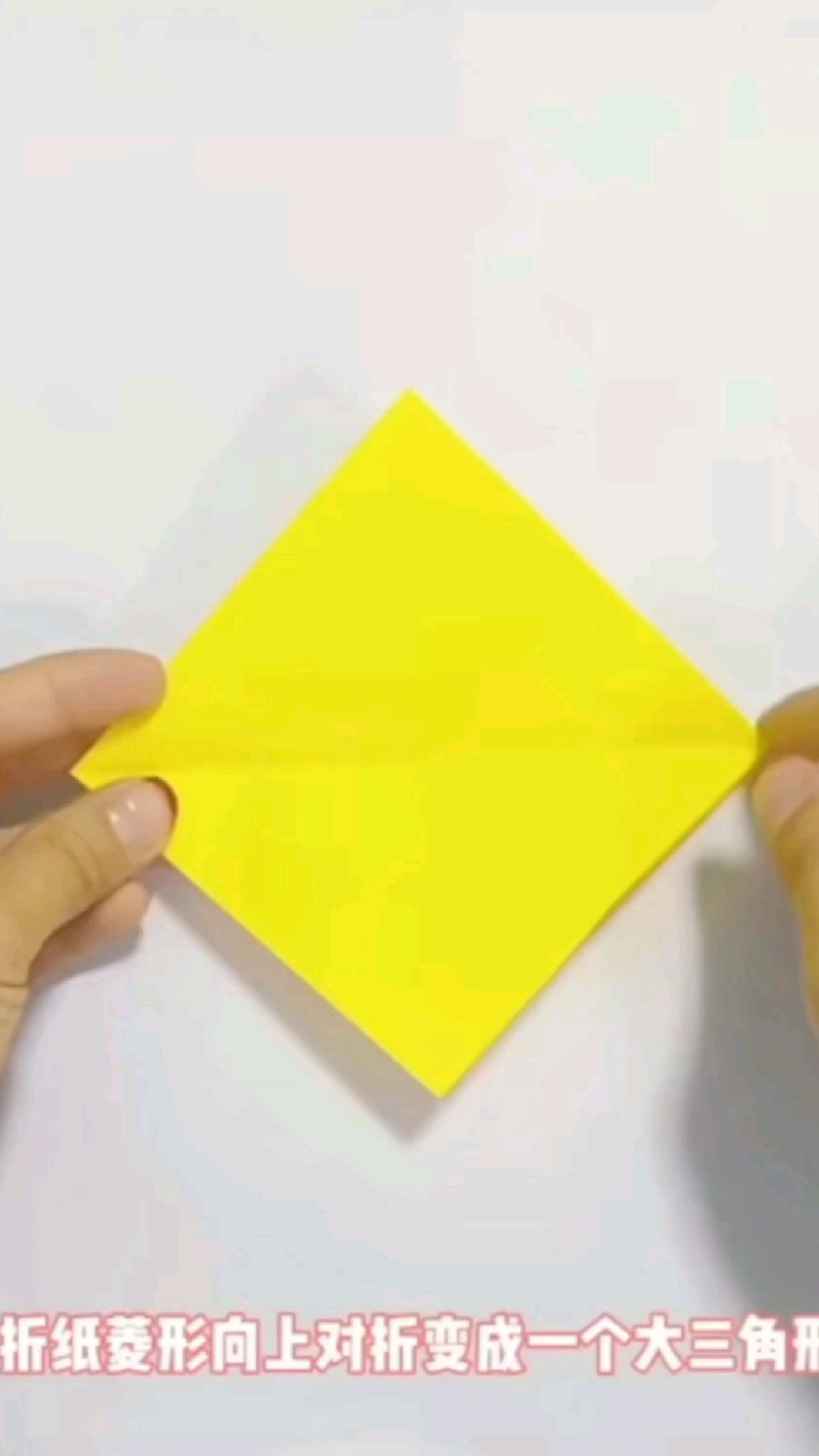 幼儿园手工折纸——漂亮的小鱼儿 喜欢的亲动动小手收藏点赞,带孩子一起做起来!