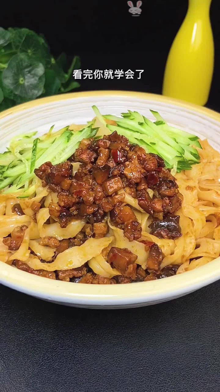 这个香菇肉酱 做法简单又好吃 制作方式您收好 可以拌面
