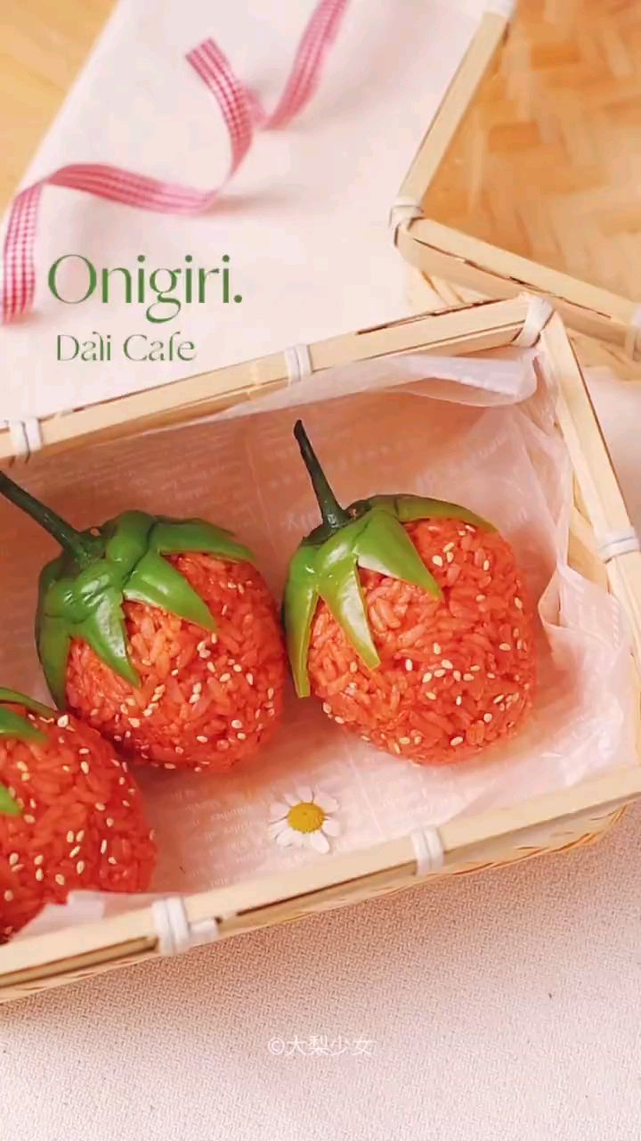 草莓拉丝芝士饭团,一口吃到春天