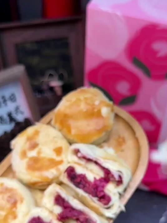 去不了云南的可以品尝一下云南的名片鲜花饼!