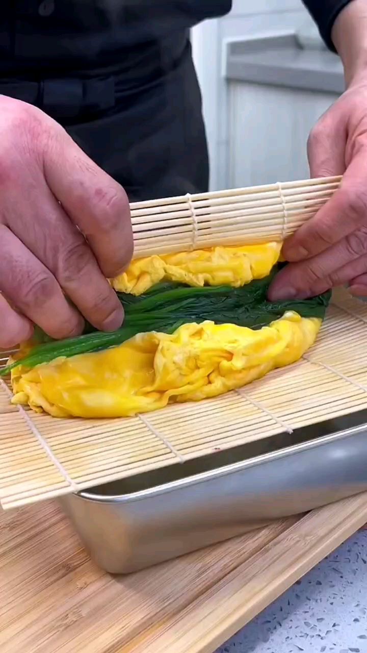 不用一滴油也能做出地道的菠菜夹心厚蛋烧!