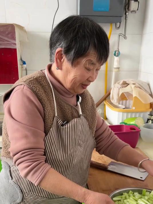 生腌芹菜 这个做法做出来真的挺好的哦
