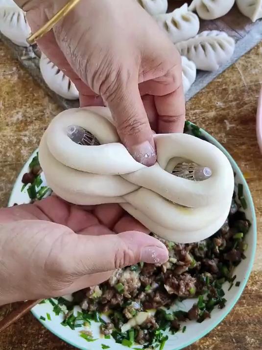 女子手工制作美味饺子，感受传统美食的魅力！