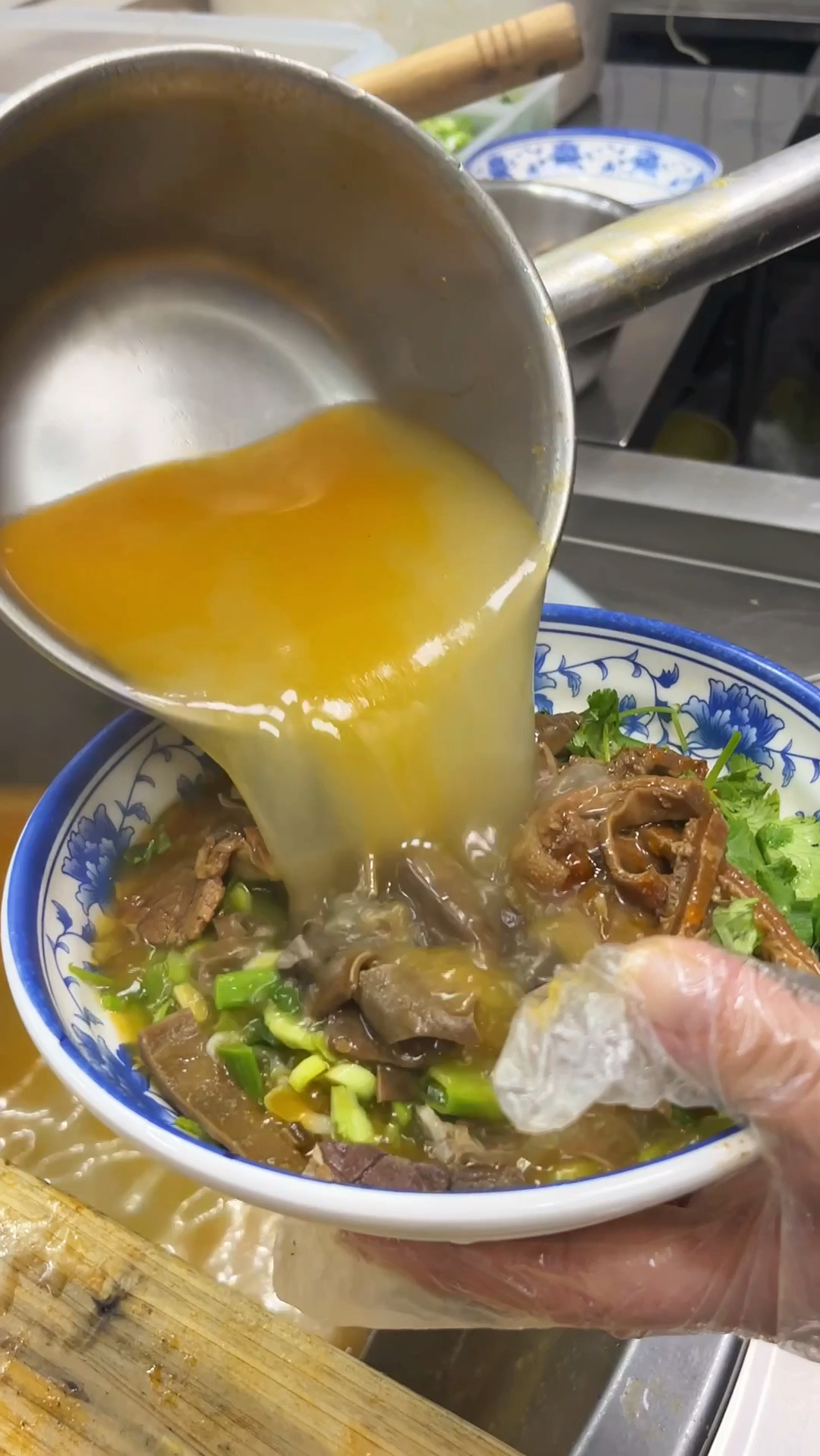 淮南牛肉汤汤底的秘密在于牛骨头!用这个配方,汤鲜味美,鲜香扑鼻