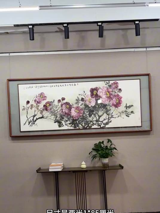 新中式的客厅挂画推荐这幅手绘的牡丹画