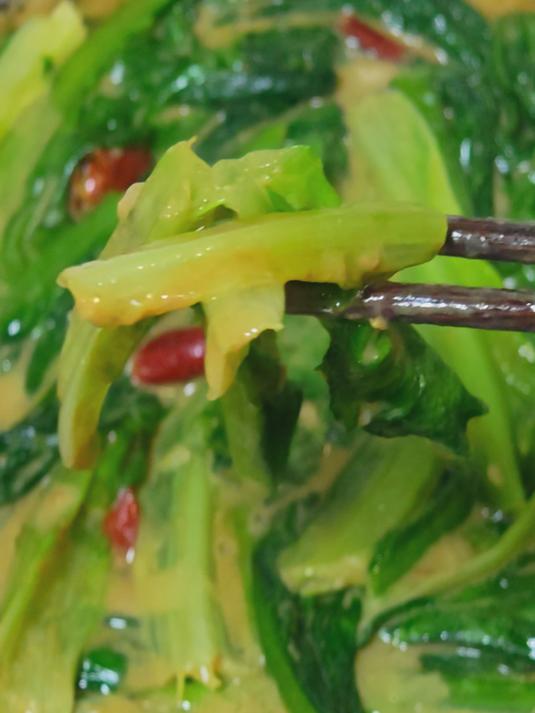 下饭推土机生焗油麦菜,浓浓的芝麻酱裹着清爽的油麦菜香的嘞!