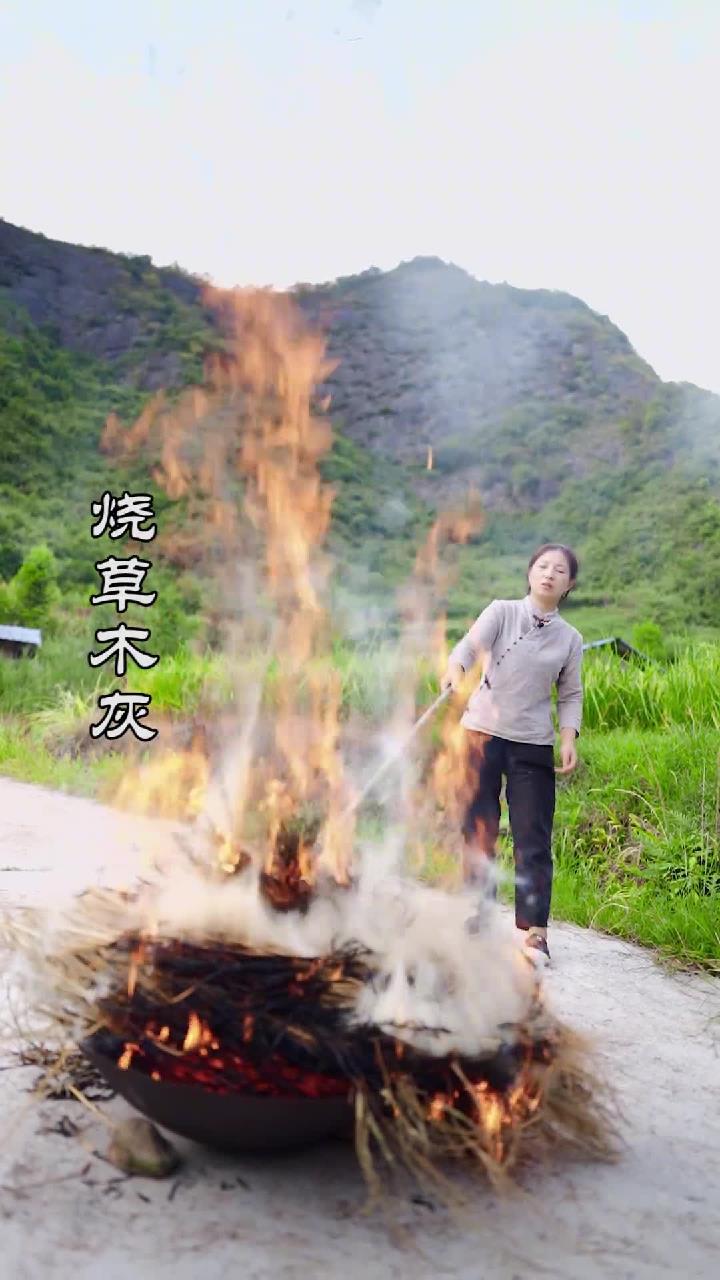 皮蛋这样制作超简单!你最喜欢怎么吃皮蛋呢?虎皮青椒拌皮蛋,香得很