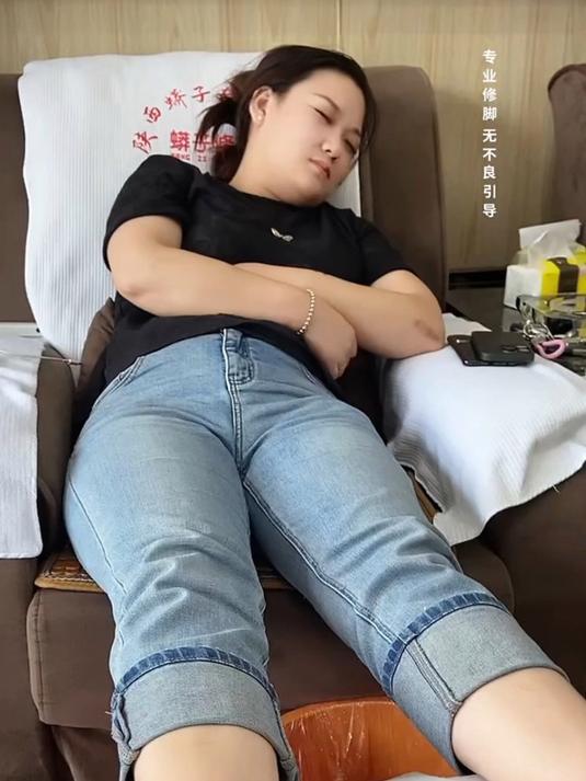 美女睡的真香!讲究人还涂了指甲油!也算是个干净人