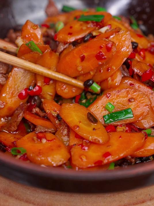 两块钱的胡萝卜二两猪肉做个胡萝卜炒肉,一定要用野山椒豆豉烧软