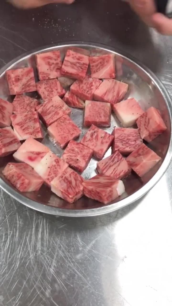 鸡枞菌黑椒炒雪花牛肉粒