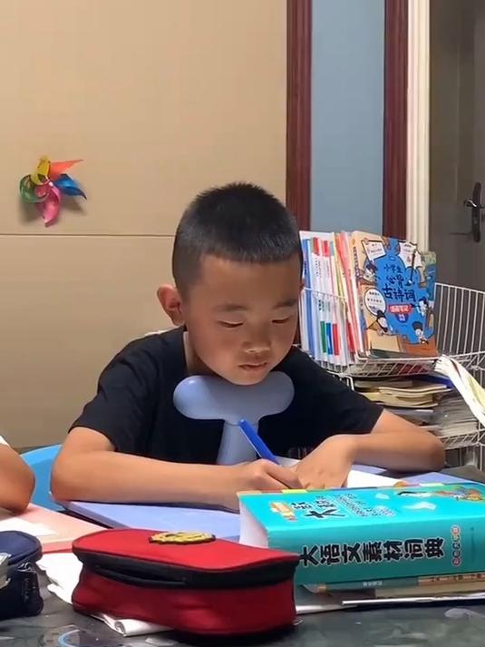 爸爸读英语 俩孩子听写,爸爸每个单词发音都让人意想不到