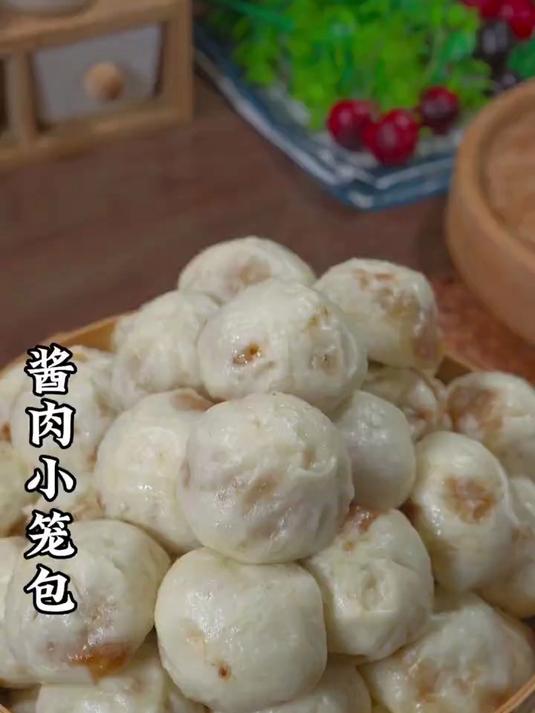 把生肉和熟肉混合在一起出锅就是早餐店超火的小笼包