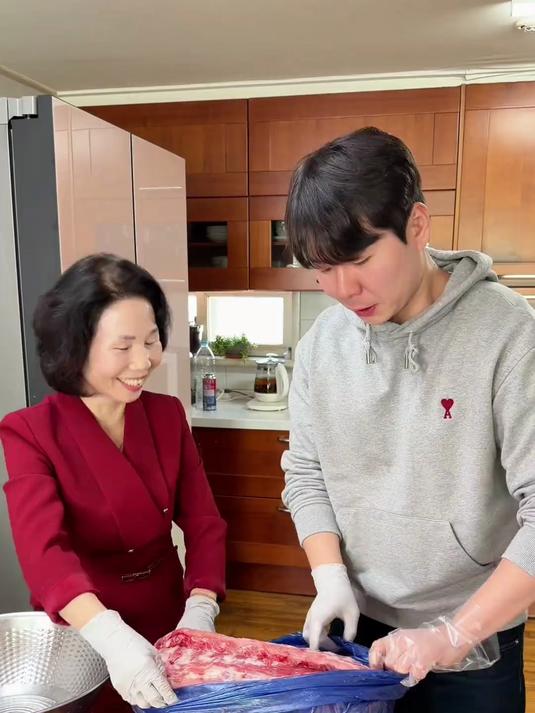 入冬了 婆婆说要做点暖和的吃 今天做炖猪排骨～软烂香浓