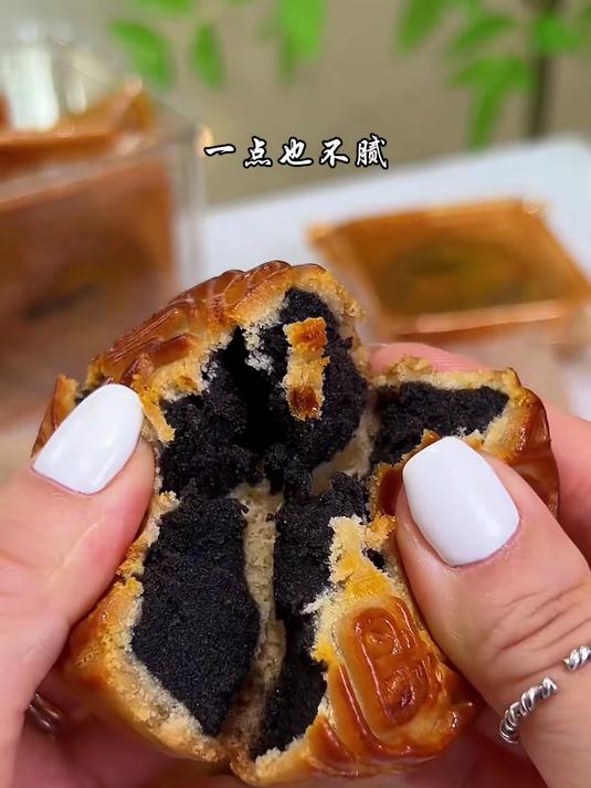 家常吃的黑豆沙月饼,传统口味,豆香明显