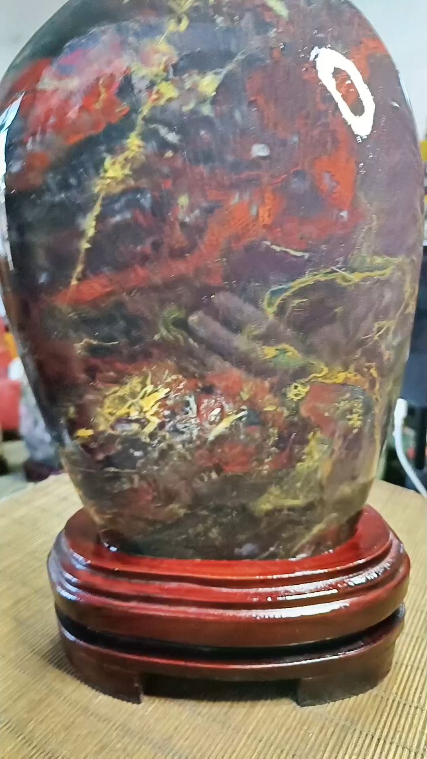 桂林鸡血石可以称为鸡血玉,含26种对人身体有益的微量元素,是正儿八经的好石头