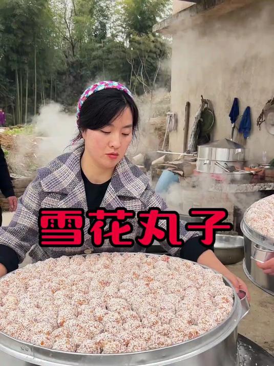 今天教莹莹做第一道酒席菜，新化有名的雪花丸子，稍微有做升级