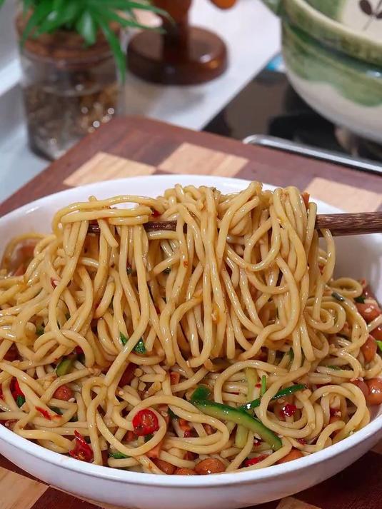 天热吃饭没胃口时，你就试试这个凉拌面吧