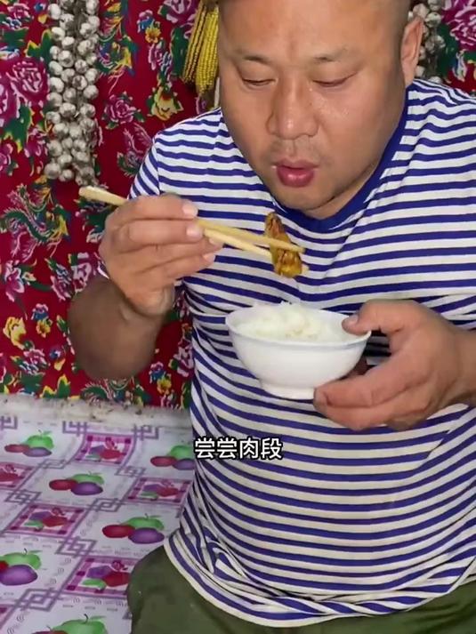 泡酸菜她压石头，说重压之下出美味，出缸时她连石头上沾的都刮走